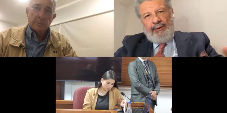 Defensa de Álvaro Uribe presenta lista de 75 testigos para juicio por presunta manipulación