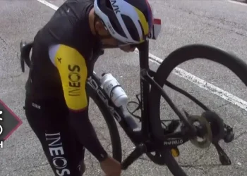 Egan Bernal sufrió una caída en la etapa 16 del Giro de Italia