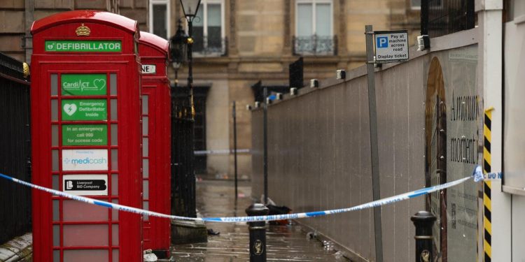 Extienden detención de sospechoso del atropello en Liverpool