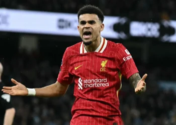 Luis Díaz marca y Liverpool sigue imparable, aunque cedió un empate ante Arsenal en Anfield