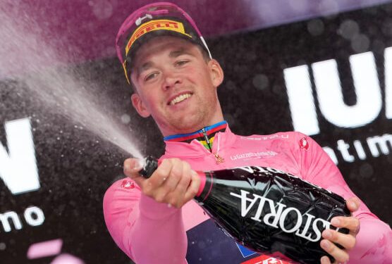 Pedersen consigue su tercera victoria en el Giro y se afianza como líder