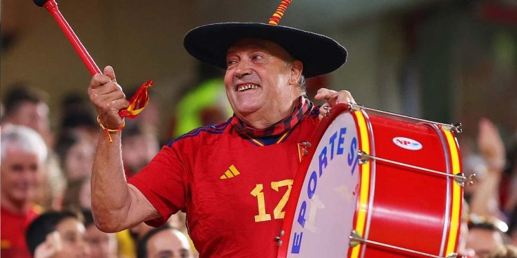 Murió Manolo ‘El del Bombo’, ícono de la afición española