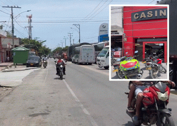 Bloqueo por falta de agua paraliza la vía Ciénaga–Barranquilla mientras policías juegan en un casino