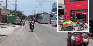 Bloqueo por falta de agua paraliza la vía Ciénaga–Barranquilla mientras policías juegan en un casino