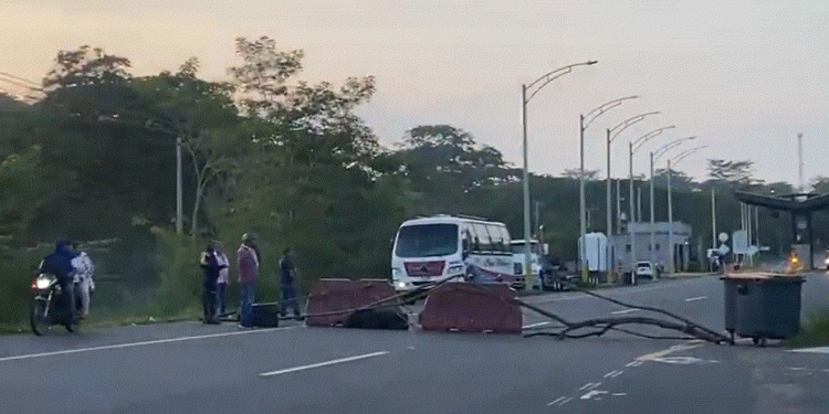 Bloqueo de vías en Córdoba por protesta contra peajes paraliza tránsito en corredores clave