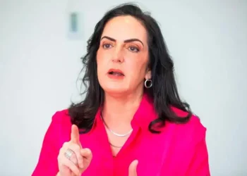 Senadora Cabal radica denuncia contra Petro por episodio en París