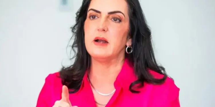 Senadora Cabal radica denuncia contra Petro por episodio en París