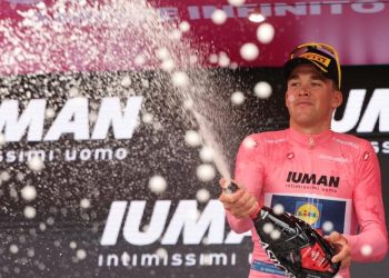 Pedersen se viste de rosa en Albania