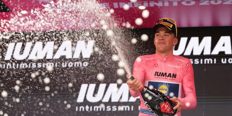 Pedersen se viste de rosa en Albania