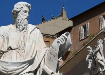 Se instala la chimenea en la Capilla Sixtina para el cónclave