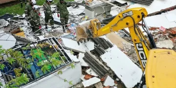 Soldados del Ejército Nacional auxilian a la comunidad de Paratebueno tras el temblor