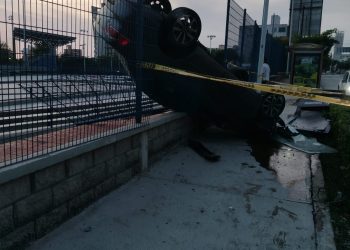 Barranquilla: un auto volcado, una malla rota y un milagro en la madrugada