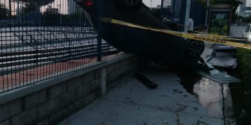 Barranquilla: un auto volcado, una malla rota y un milagro en la madrugada