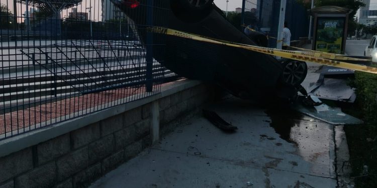 Barranquilla: un auto volcado, una malla rota y un milagro en la madrugada