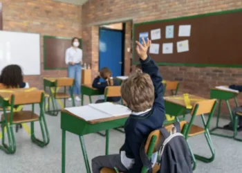 Colegios privados alertan riesgo de colapso por decreto salarial del Gobierno