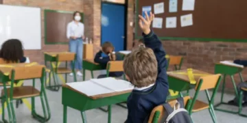 Colegios privados alertan riesgo de colapso por decreto salarial del Gobierno