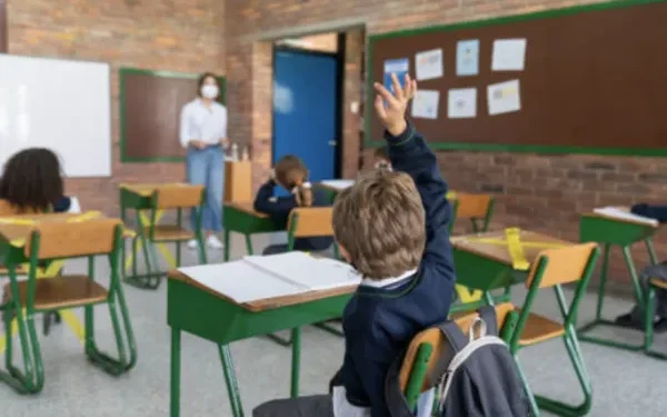 Colegios privados alertan riesgo de colapso por decreto salarial del Gobierno