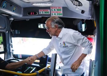 Gobernador Eduardo Verano se subió al bus de ‘La Ruta a la U’ para lanzar oficialmente el subsidio de transporte universitario