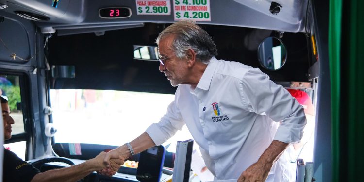 Gobernador Eduardo Verano se subió al bus de ‘La Ruta a la U’ para lanzar oficialmente el subsidio de transporte universitario
