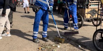Triple A intensifica operativo especial de aseo en el sector de El Boliche en el Mercado de Barranquilla