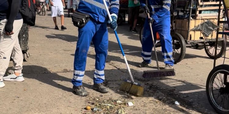 Triple A intensifica operativo especial de aseo en el sector de El Boliche en el Mercado de Barranquilla