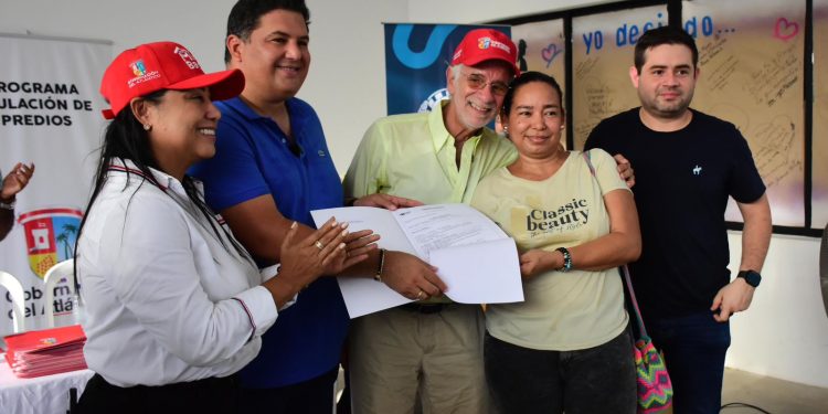 Gobernación del Atlántico entrega 100 títulos de propiedad ‘Mi Casa Bacana’ en Baranoa y avanza en la meta de 20.000 familias felices