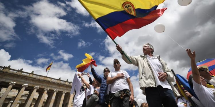 Más de 80 organizaciones advierten sobre el riesgo que enfrenta la democracia en Colombia