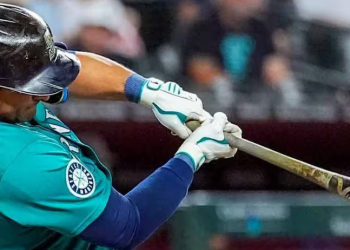 Dónovan Solano conecta su primer jonrón de la temporada en la derrota de Seattle