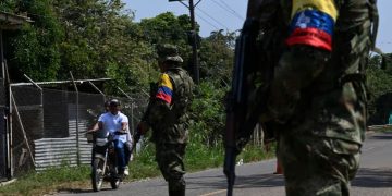 Disidencias imponen multas por no marchar contra militares en Cauca