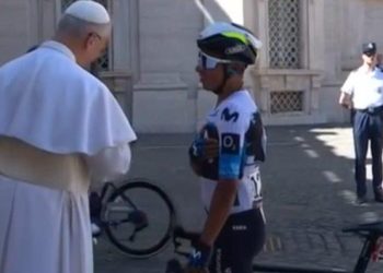 Nairo se detuvo en el Giro para saludar al Papa León XIV