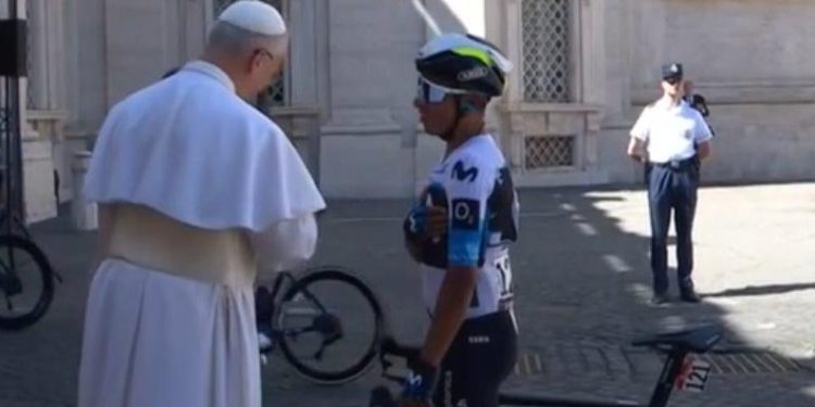 Nairo se detuvo en el Giro para saludar al Papa León XIV
