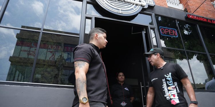 Alcalde Char supervisa obras en la calle 85 y promete fin definitivo del arroyo