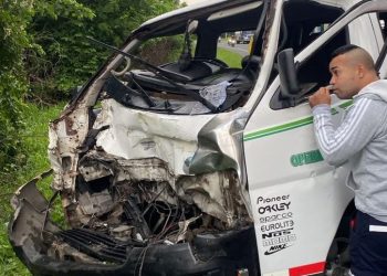 Choque entre microbús y tractocamión deja ocho heridos en la vía Oriental del Atlántico