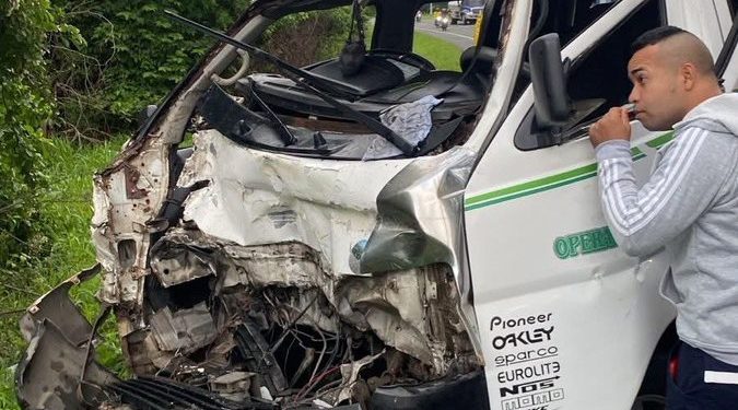 Choque entre microbús y tractocamión deja ocho heridos en la vía Oriental del Atlántico