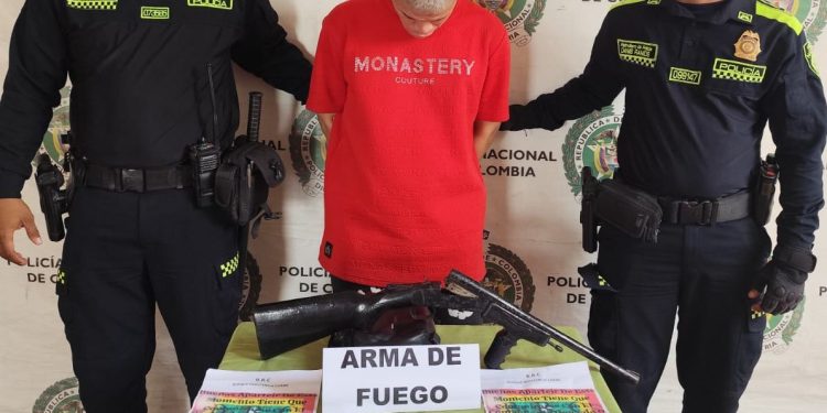 Capturan a hombre con escopeta y panfletos extorsivos en Soledad