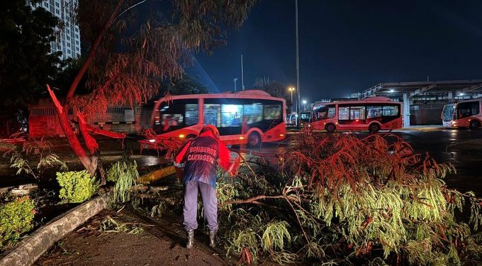 Torrencial aguacero y fuertes vientos causan emergencias en Cartagena