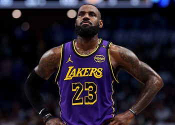 LeBron James renueva con los Lakers