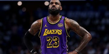LeBron James renueva con los Lakers