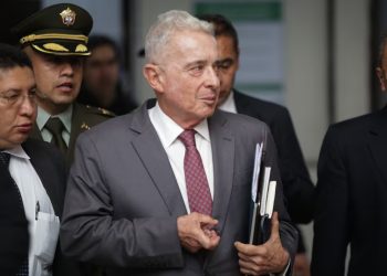 Contrastes en la justicia: suspenden procesos a criminales mientras avanza caso contra Uribe
