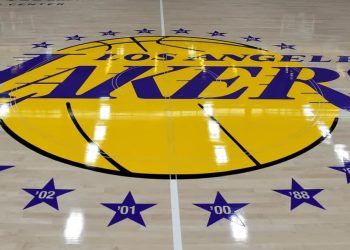La familia Buss vende los Lakers por 10 billones de dólares