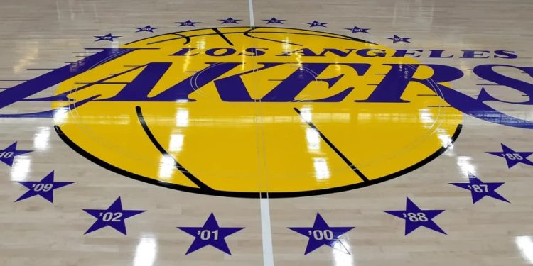 La familia Buss vende los Lakers por 10 billones de dólares