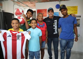 “Seguimos cambiando vidas de la puerta pa dentro”: alcalde Char durante entrega de mejoramientos de vivienda