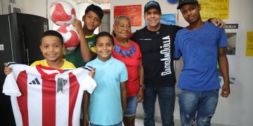 “Seguimos cambiando vidas de la puerta pa dentro”: alcalde Char durante entrega de mejoramientos de vivienda