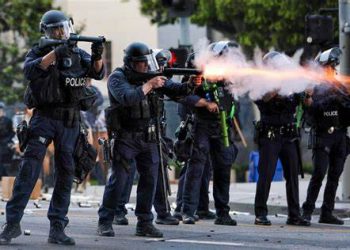 Denuncian detenciones violentas y redadas en vecindarios durante protestas en Los Ángeles
