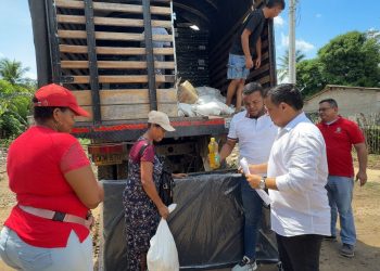 Gobernación entrega ayudas humanitarias a los habitantes de Santa Cruz, corregimiento de Luruaco
