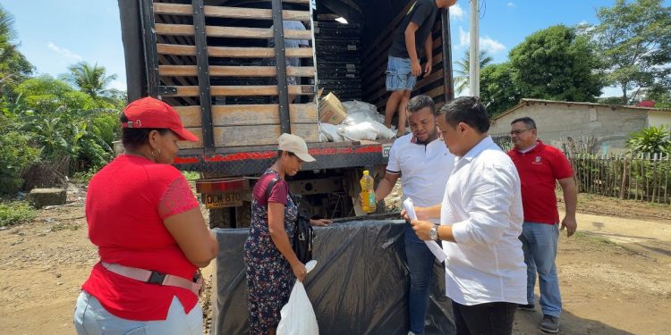 Gobernación entrega ayudas humanitarias a los habitantes de Santa Cruz, corregimiento de Luruaco