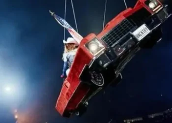 Coche “volador” de utilería se inclina durante concierto de Beyoncé en Houston