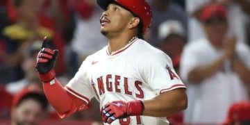 Gustavo Campero entra como relevo y responde con jonrón para los Angelinos