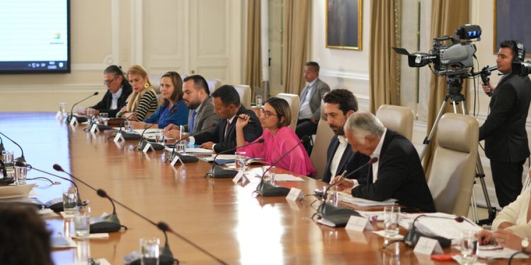 ¿Firmaron sin leer? Ministros de Petro en la mira por polémico decretazo