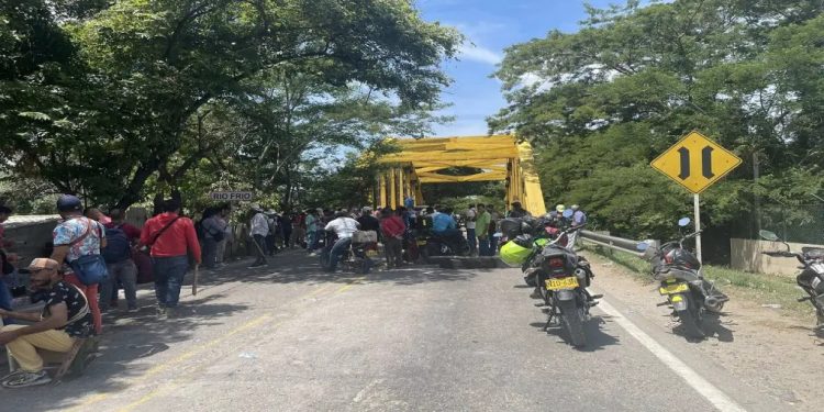 Persiste bloqueo en la Troncal de Oriente: comunidades exigen atención del Gobierno Nacional